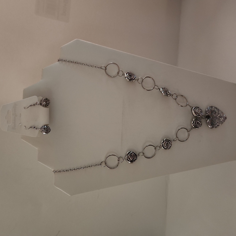 NWT Heart & Rose's Silver Necklace Set